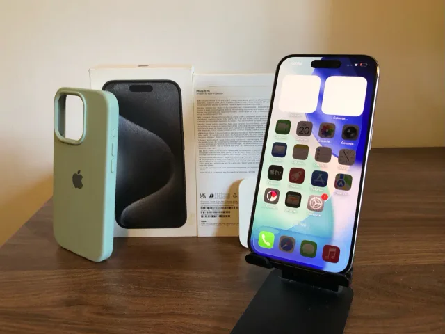 Apple iPhone 15 Pro s kutijom i maskom, otkupljen i pripremljen za prodaju